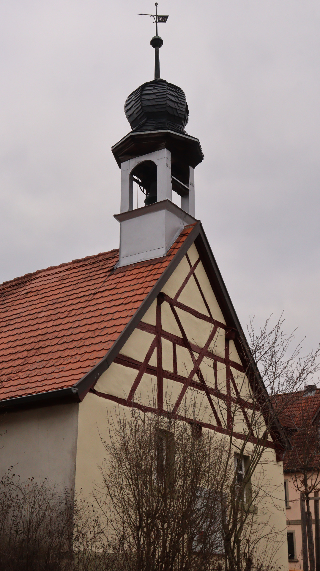 Ruthmannsweiler, ehem. Gemeindehaus mit Dachreiter, Glocke von 1964. (Foto: Ben Schröder)