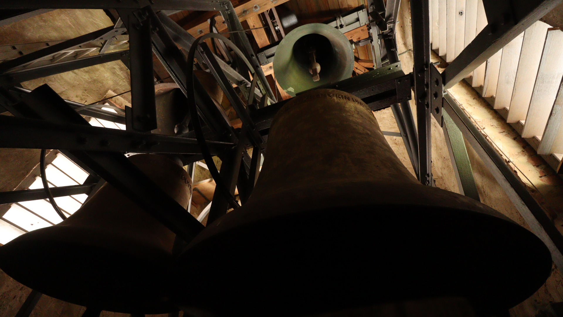 Kornhöfstadt, kath. Kuratiekirche St. Margareta, Glockenstuhl (Foto: Ben Schröder)