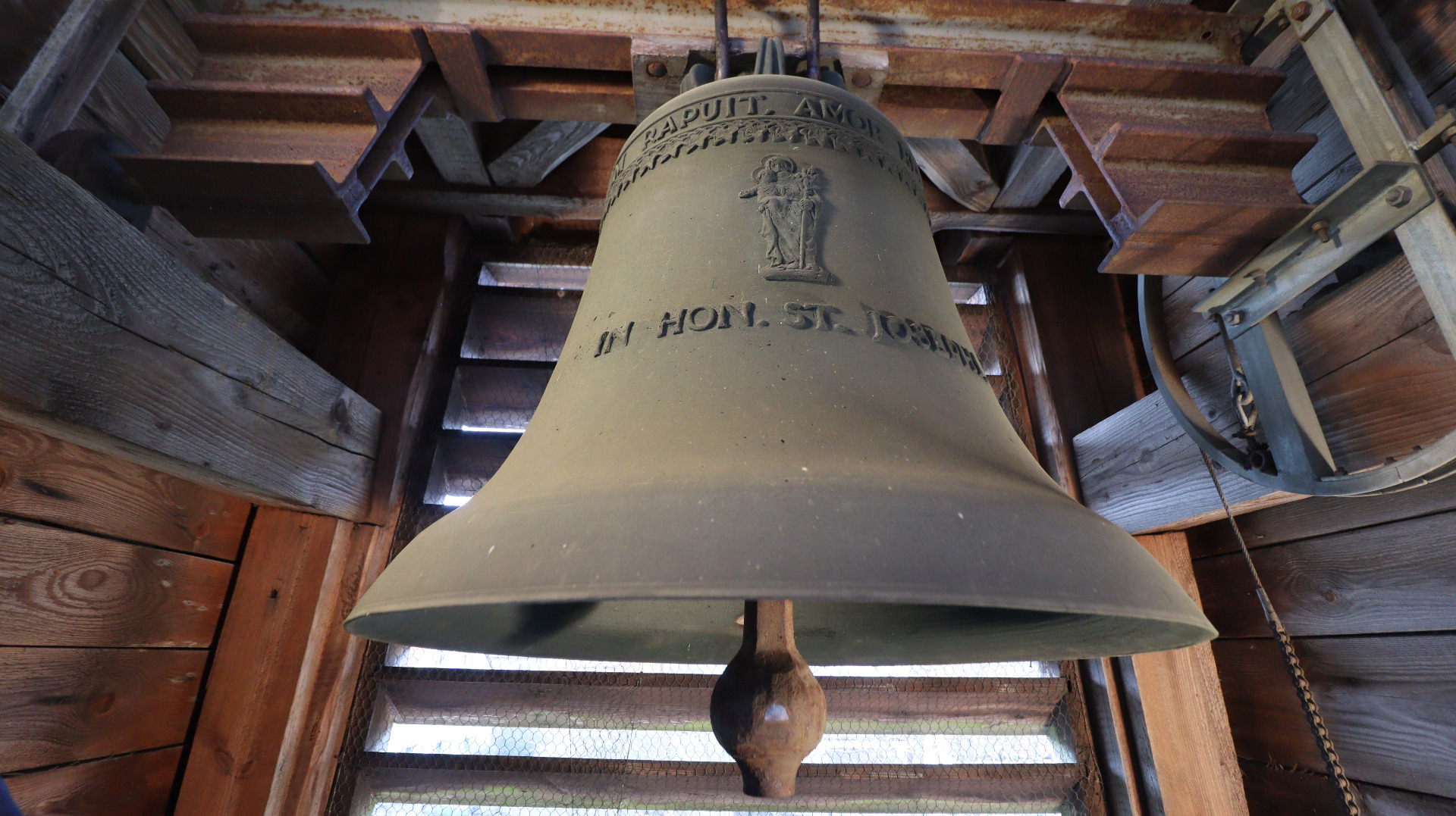 Sugenheim, kath. Filialkirche Zum Heiligen Rosenkranz, Glocke von 1930, ehemals Scheinfeld (Foto: Ben Schröder)