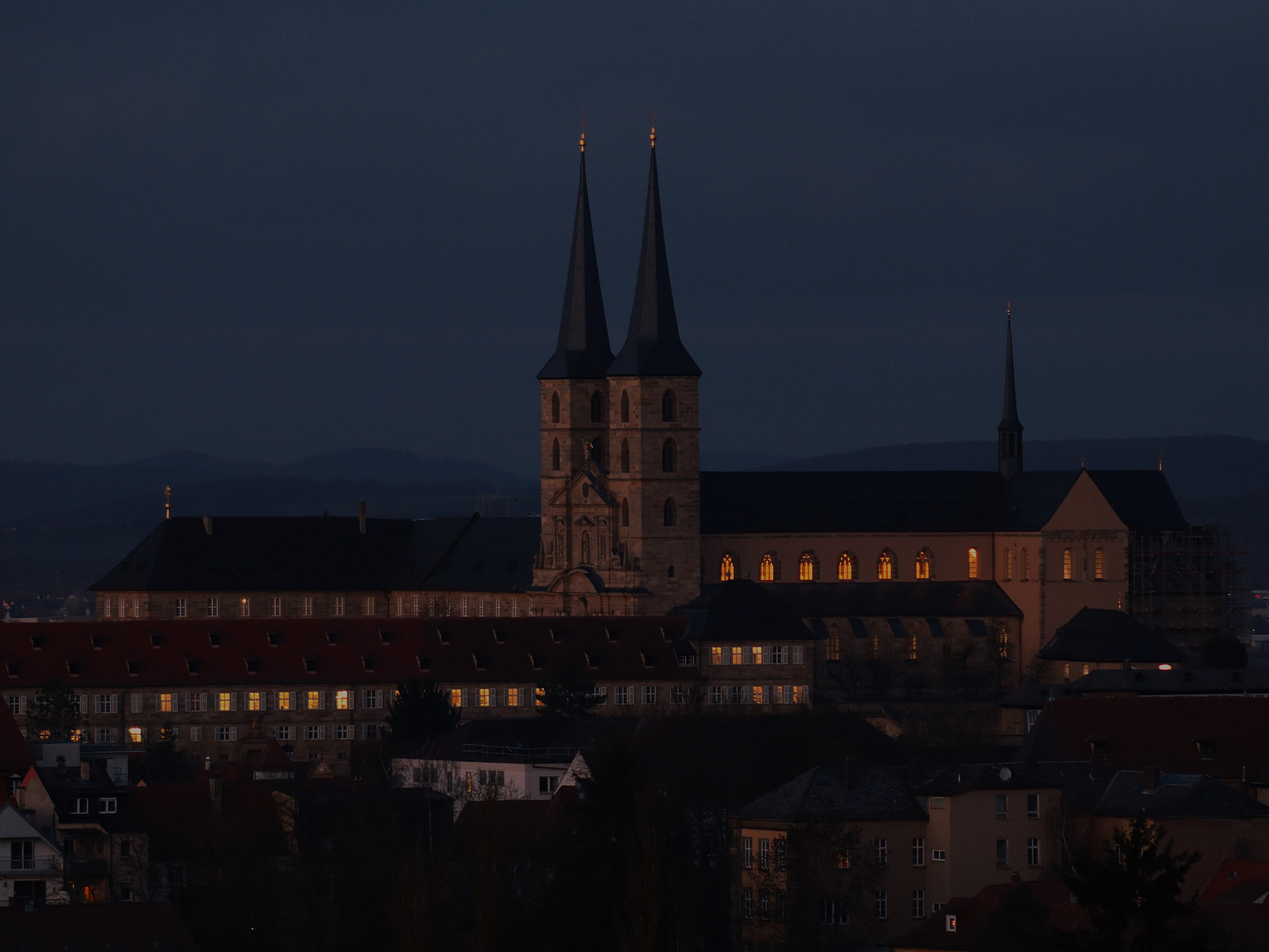Die Klosteranlage bei Dämmerung an einem Winterabend (Foto: Ben Schröder)